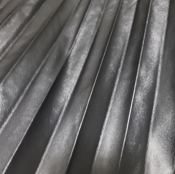 Black pleated faux leather midi skirt - Picture 5 of 6